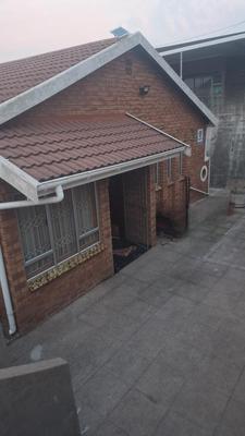 House For Sale in Montford, Chatsworth