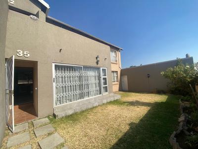 Townhouse For Rent in Vorna Valley, Midrand